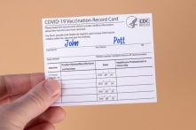 New York điều tra công chức sử dụng thẻ vắc-xin giả