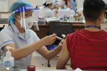 Bộ Y tế: Người nguy cơ cao đến từ vùng dịch chưa tiêm vắc-xin COVID-19 phải cách ly 14 ngày