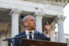 Sau TNS Warren, TNS Cory Booker cũng dương tính với COVID-19 dù đã tiêm mũi vắc-xin bổ sung