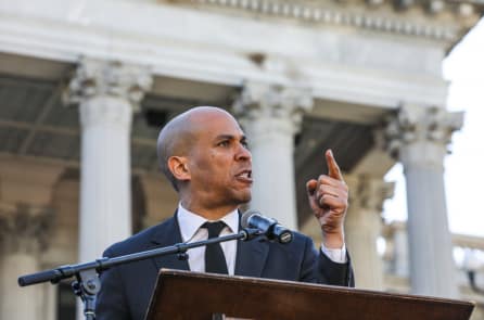 Sau TNS Warren, TNS Cory Booker cũng dương tính với COVID-19 dù đã tiêm mũi vắc-xin bổ sung