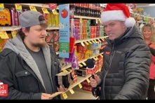 “Ông già Noel bí ẩn” tặng quà cho nhiều người tổng trị giá 1 triệu USD