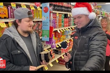 “Ông già Noel bí ẩn” tặng quà cho nhiều người tổng trị giá 1 triệu USD