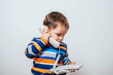 Con trai 3 tuổi biết gọi cảnh sát để cầu cứu khi mẹ bị ngã cầu thang