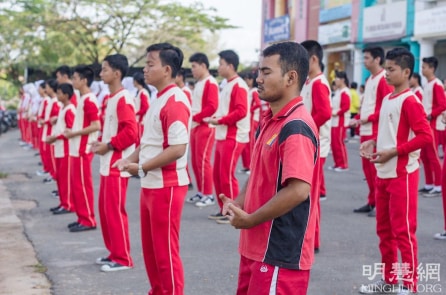 Hơn 10.000 giáo viên, học sinh Indonesia nhận lợi ích từ Pháp Luân Công