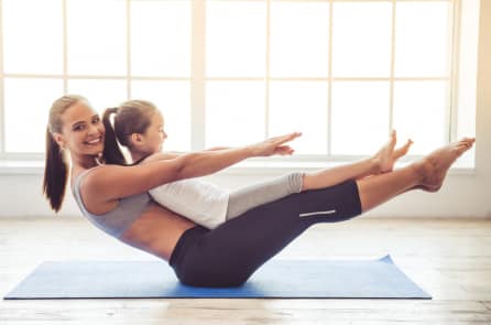 Mẹ và con gái 4 tuổi cùng tập yoga, vừa khỏe đẹp vừa thêm gắn bó