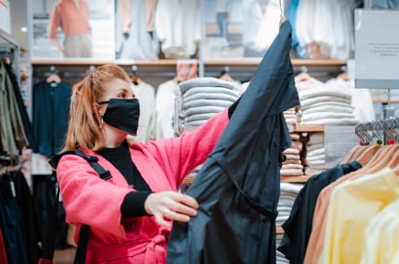Người phụ nữ Anh phát hiện thẻ tù nhân Trung Quốc trong áo mới mua