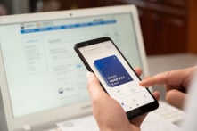 Lo ngại Omicron, Hàn Quốc mở rộng địa điểm yêu cầu ‘thẻ thông hành vắc-xin’