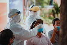 Tình hình COVID-19: Việt Nam ghi nhận số ca mắc mới cao thứ 3 thế giới trong 24 giờ qua