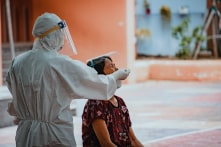 Thứ trưởng Bộ Y tế: Cần tăng lương cơ bản, phụ cấp cho nhân viên y tế