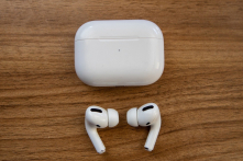 Hải quan Mỹ thu giữ lô hàng chứa 50.000 tai nghe Apple AirPods giả từ Trung Quốc