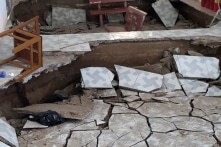 Trung tâm y tế huyện ở Bạc Liêu vỡ sụt nền: ‘Do người dân tập trung đông’