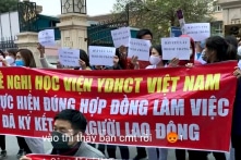 Bị nợ lương 8 tháng, hàng chục y bác sĩ BV Tuệ Tĩnh căng băng rôn ‘kêu cứu’