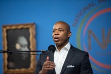 Vụ đẩy người vào đường ray ở New York: Dư luận yêu cầu thắt chặt biện pháp an ninh