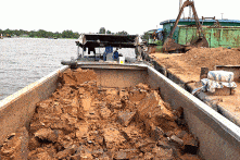 Giám đốc mua bằng giả để khai thác cát, đất sét trái phép dưới sông Hậu