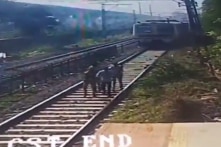 Lái tàu kịp thời dừng lại khi thấy người đàn ông nằm trên đường ray (Video)