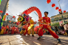 Việt Nam tạm dừng tất cả lễ hội và bắn pháo hoa Tết 2022