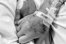 Vợ chồng già nhiễm Covid nắm tay nhau phút lâm chung: “Bên nhau mãi không rời”’