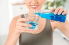 Thử nghiệm phòng thí nghiệm: 2 loại nước súc miệng phá vỡ virus corona