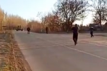 Dùng thân mình chặn xe tăng, người dân Ukraine khiến xe tăng Nga quay đầu