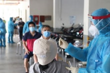 Một DN nhập bộ test PCR từ 96.000-150.000 đồng/test, bán ra gần 400.000 đồng