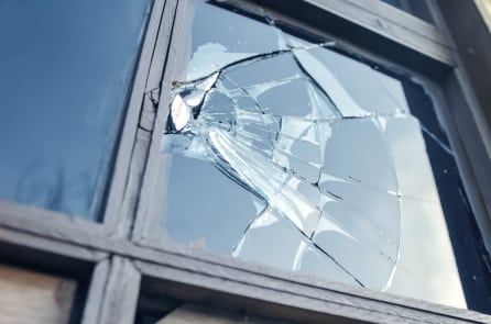 Trộm vào nhà ăn ngủ, uống bia và để lại 4,5 triệu bồi thường cửa sổ bị vỡ