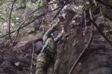 Vượt biên từ Trung Quốc về nước, 5 phụ nữ và bé trai 2 tuổi mắc kẹt trong rừng sâu