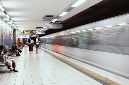 Cảm động lý do cụ bà người Anh mỗi ngày ngồi chờ ở ga tàu trong suốt cả thập kỷ