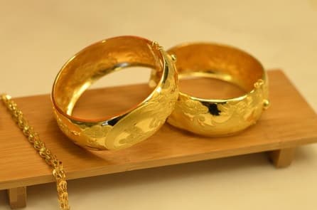 Cụ bà phải mất 50 năm mới được ‘đoàn tụ’ với kỷ vật trong ruộng khoai tây