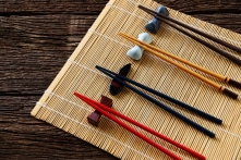 Rửa đũa xong nên để đầu đũa hướng lên hay chúc xuống?