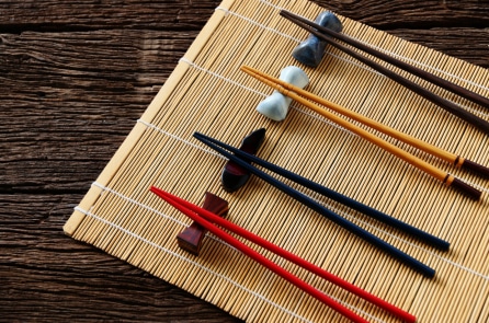 Rửa đũa xong nên để đầu đũa hướng lên hay chúc xuống?