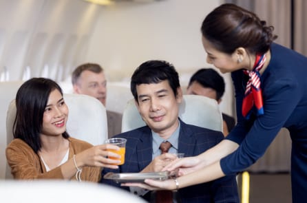 Vì sao các nữ tiếp viên hàng không thường đeo khăn lụa?