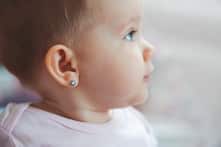 Vì sao ba mẹ không nên bấm khuyên tai sớm cho trẻ?
