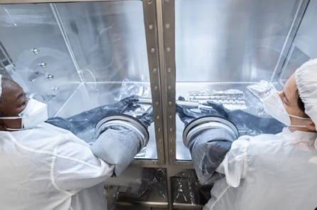 NASA mở mẫu đá trên Mặt Trăng được niêm phong từ cách đây 50 năm