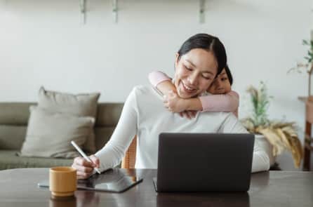 Những bà mẹ đi làm hạnh phúc và khỏe mạnh hơn khi chỉ làm nội trợ
