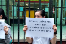 ‘Điệp khúc’ nợ lương y bác sĩ BV Tuệ Tĩnh – Nhận lương bằng các khoản nợ?