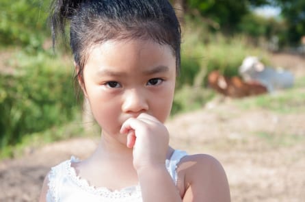 Trẻ “nghiện” cắn móng tay có thể do cha mẹ không để ý trong hành xử