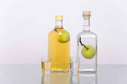 Làm cách nào để cho quả táo vào bên trong chai rượu?