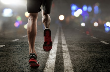 Chàng trai chạy bộ 10km về nhà mỗi đêm sau ca làm vì lý do đáng khâm phục
