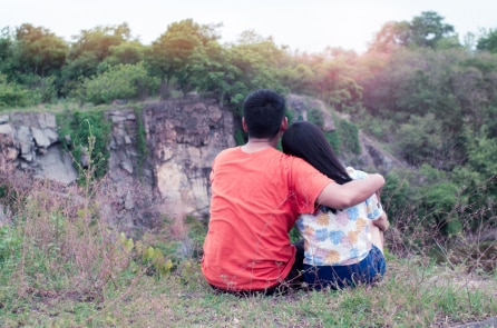 Cảm động người chồng cõng vợ bị liệt lên núi ngắm mặt trời mọc suốt 5 năm