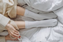 Mang tất khi đi ngủ: Tưởng có lợi mà hại cũng nhiều quá!