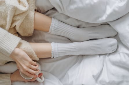 Mang tất khi đi ngủ: Tưởng có lợi mà hại cũng nhiều quá!