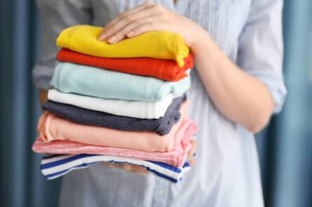 Quần áo mới mua có nên giặt ngay? Làm cách này để không bị phai màu