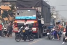 Bình Dương: Bực tức vì tiếng còi, nhóm người cầm rựa chém xe, hành hung tài xế