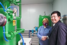 Việt Nam nhận thêm 2 triệu liều vắc-xin COVID-19, hệ thống tạo oxy lỏng do Mỹ viện trợ