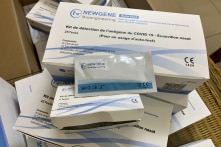 Hà Nội: Số ca chưa lập đỉnh, hàng ngàn bộ kit test COVID-19 trôi nổi khi ‘cung tăng’