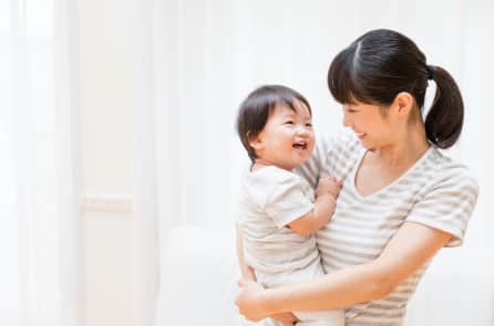 Vì sao mẹ Nhật thích tự bế, địu con hơn là cho con ngồi xe đẩy?