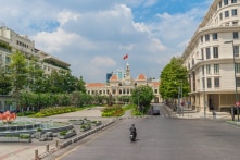 Sau 1 tuần mở cửa du lịch: Lượng khách đến TP.HCM khá ít, chợ đêm vắng vẻ