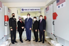 Việt Nam tiếp nhận 34 tủ đông âm sâu bảo quản vắc-xin COVID-19 do Mỹ tặng