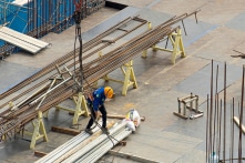 Từ ngày 1/4, Việt Nam tăng giờ làm thêm lên tối đa lên 60 giờ mỗi tháng