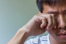 Người đàn ông mắc hội chứng “nước mắt cá sấu”, khóc mỗi khi ăn